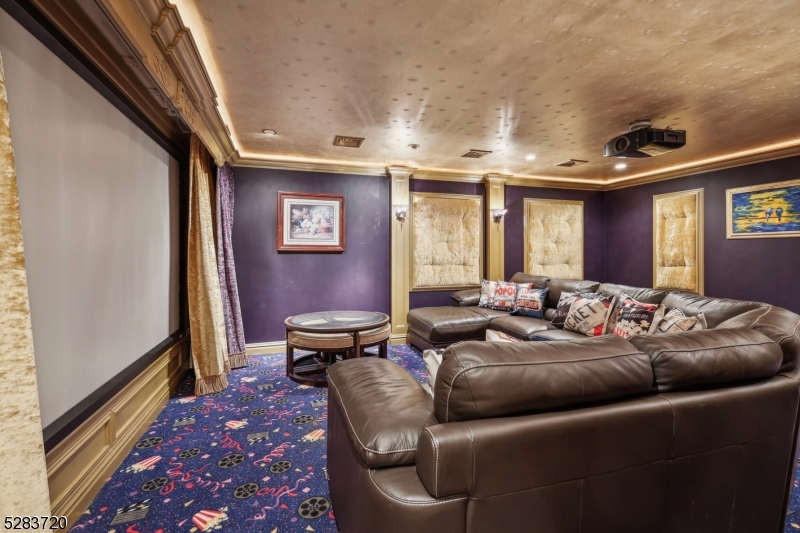 RIKER HILL - Residential