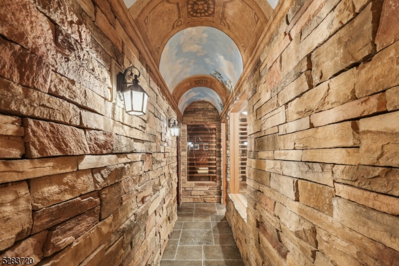 RIKER HILL - Residential