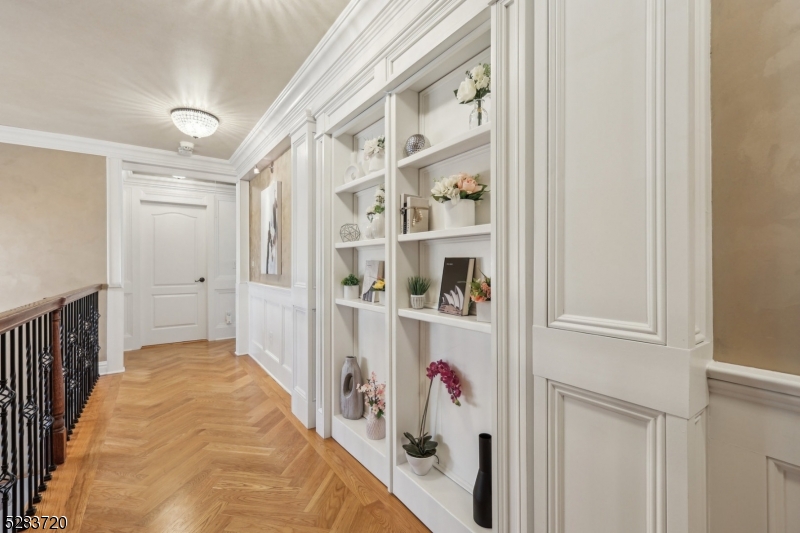 RIKER HILL - Residential