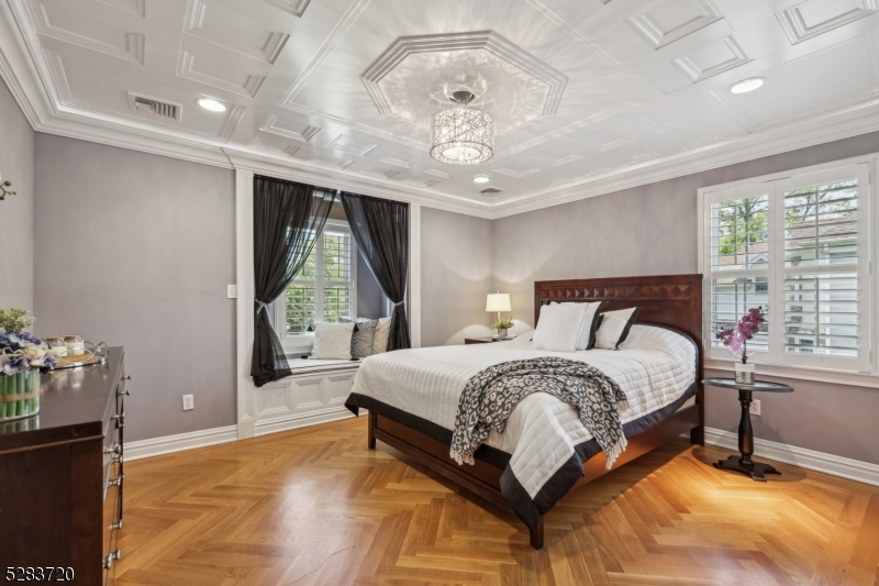 RIKER HILL - Residential