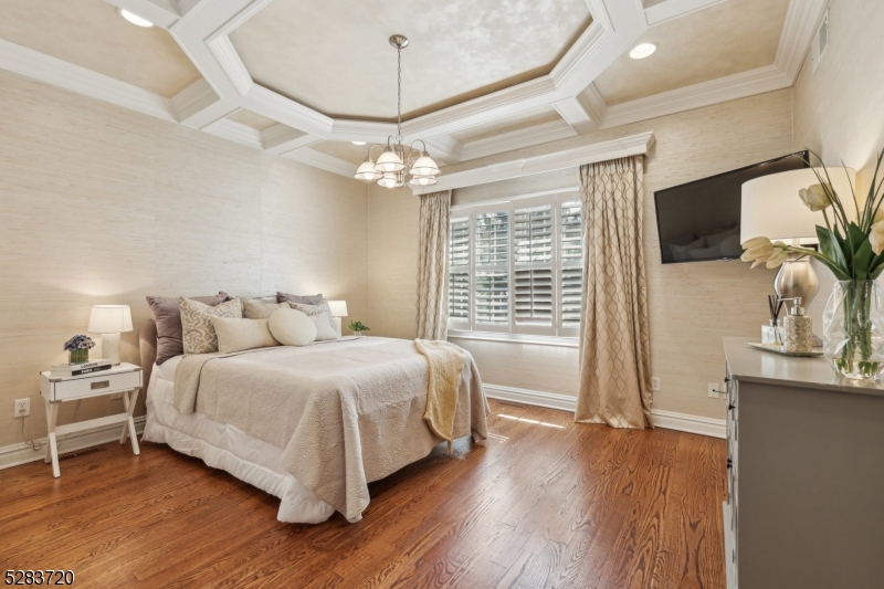 RIKER HILL - Residential