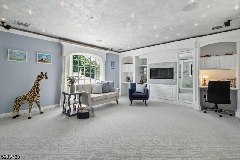 RIKER HILL - Residential