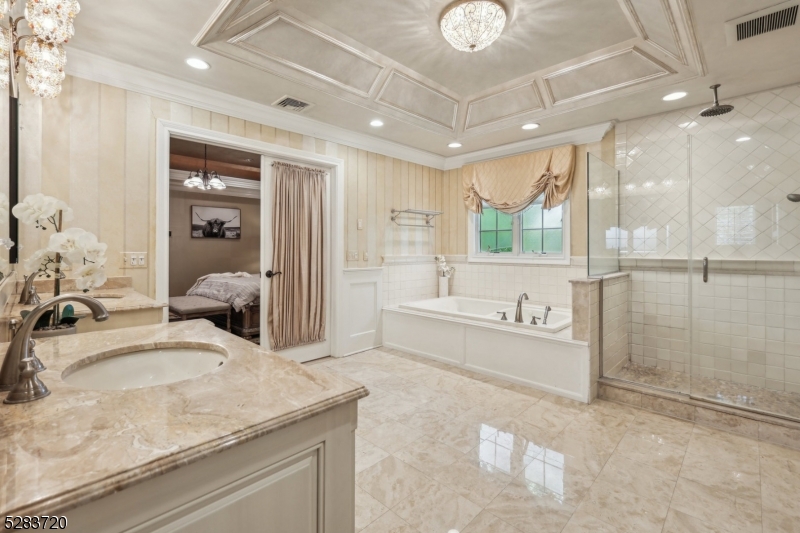 RIKER HILL - Residential