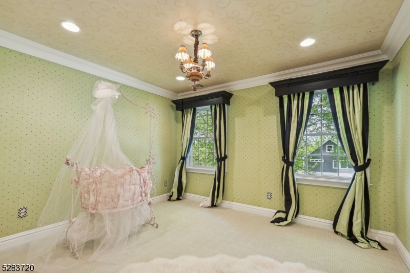 RIKER HILL - Residential