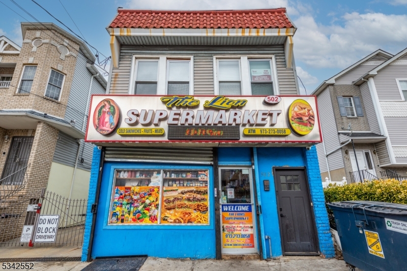 Main image without alt text