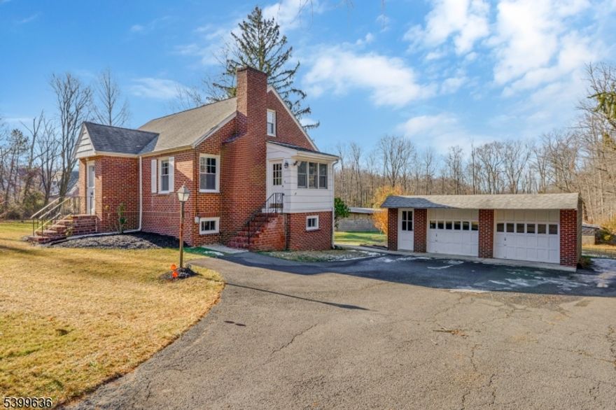 no access to Buildings behind the  property are an addtional rental price if interested.