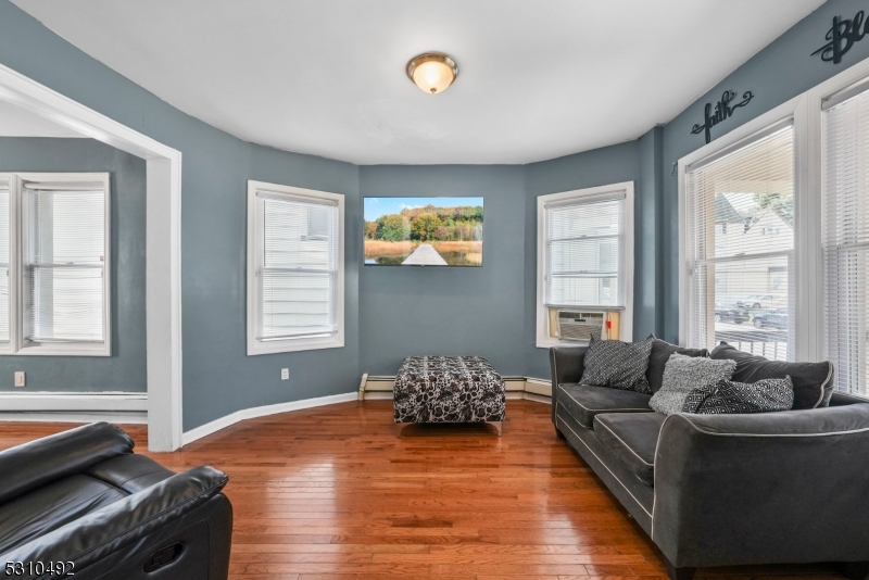 East Orange City, New Jersey 07017, United States, 4 Bedrooms Bedrooms, ,2 BathroomsBathrooms,Residential,Active,44694