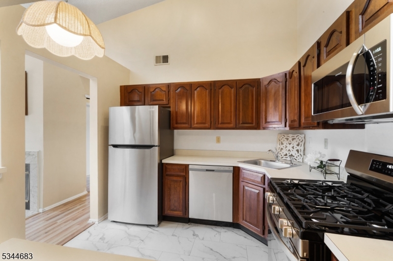 Bridgewater Twp., New Jersey 08807, United States, 2 Bedrooms Bedrooms, ,2 BathroomsBathrooms,Residential,Active,93467