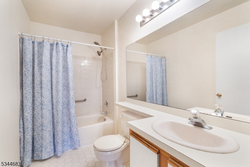 Bridgewater Twp., New Jersey 08807, United States, 2 Bedrooms Bedrooms, ,2 BathroomsBathrooms,Residential,Active,93467