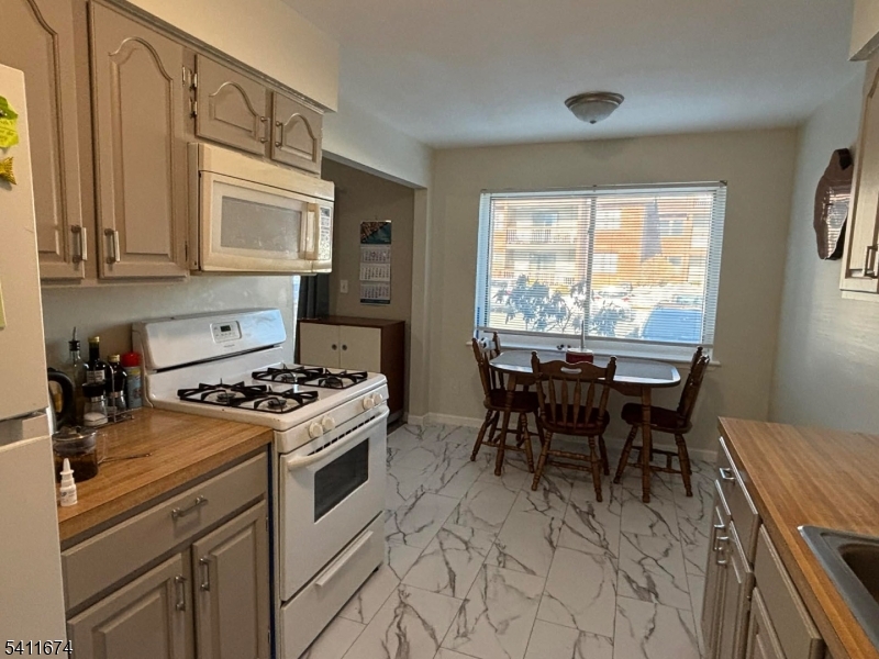 Beverly Hill Terrace Condom - Residential Lease