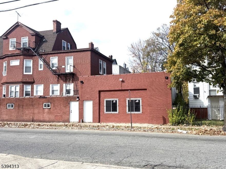 A large 2300 sq. ft. commercial rental  retail space great as a warehouse or clothing store. Build it out to suite your business or landlord can help build it out per your choice. Its located on a high traffic and visibility and great business location.