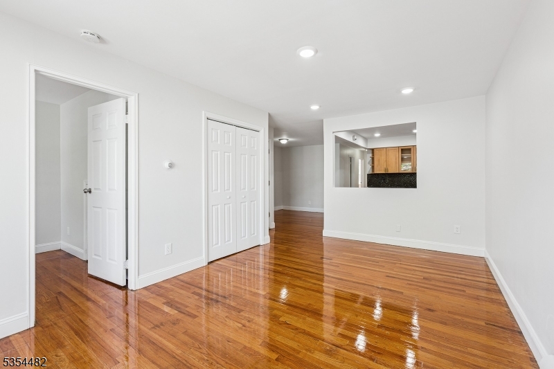 Jersey City, New Jersey 07307, United States, 3 Bedrooms Bedrooms, ,2 BathroomsBathrooms,Residential,Active,119579