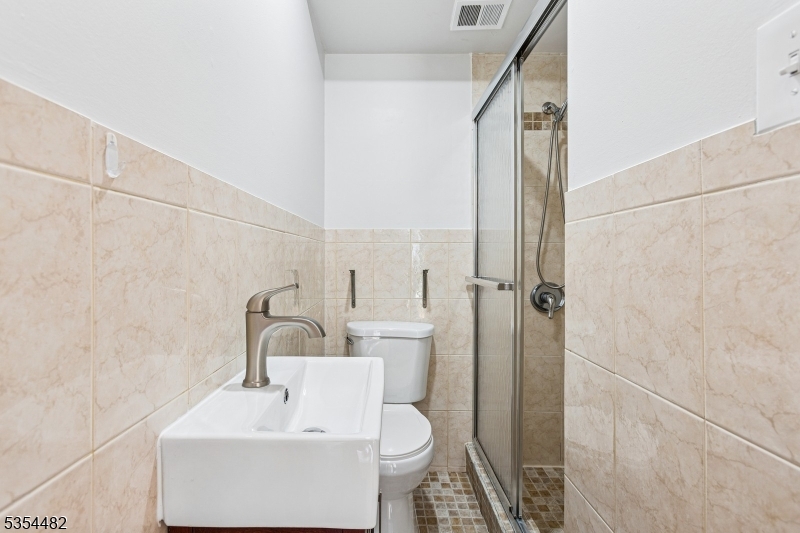 Jersey City, New Jersey 07307, United States, 3 Bedrooms Bedrooms, ,2 BathroomsBathrooms,Residential,Active,119579