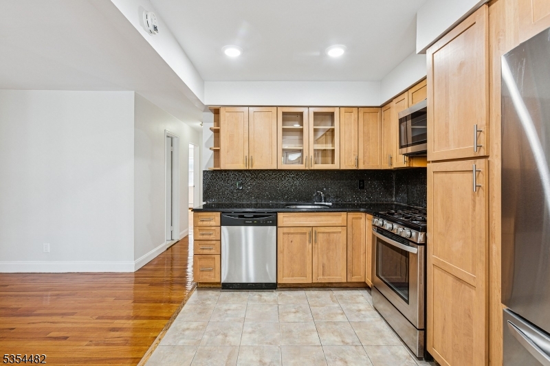Jersey City, New Jersey 07307, United States, 3 Bedrooms Bedrooms, ,2 BathroomsBathrooms,Residential,Active,119579