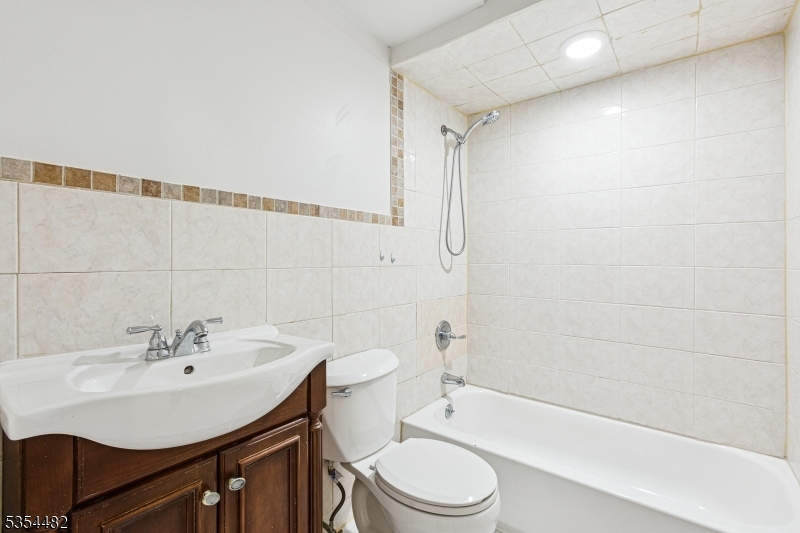 Jersey City, New Jersey 07307, United States, 3 Bedrooms Bedrooms, ,2 BathroomsBathrooms,Residential,Active,119579