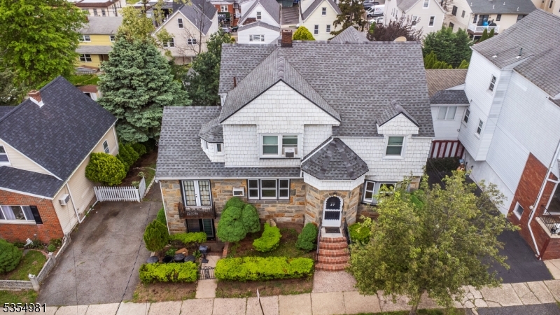 27 Dewey St