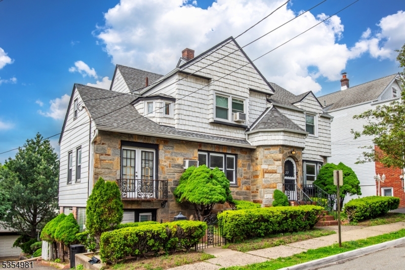 27 Dewey St