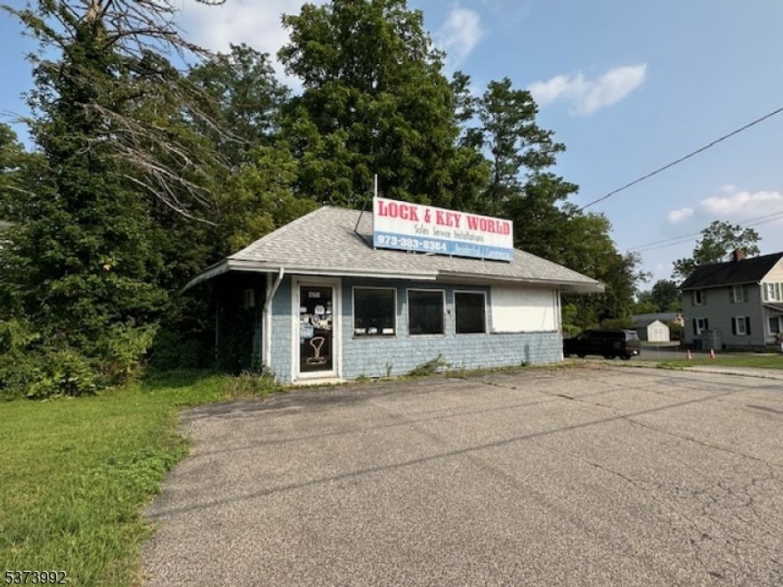 Prime location for a business. Tons of traffic passing by all day/night. Bring your ideas, start your own business. Plenty of parking! So much potential, commercial property formerly occupied by a locksmith business. Convenient circular driveway, Great location, only minutes from Newton