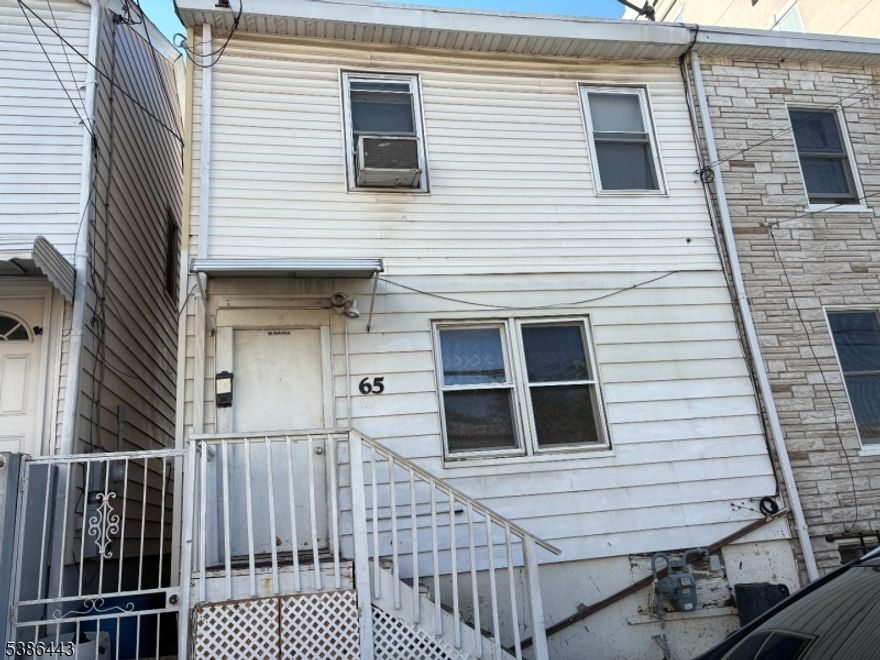 Located in the South Paterson area, close to St Joseph Hospital. Offers 4 bedrooms, LR, EIK and a full bath.