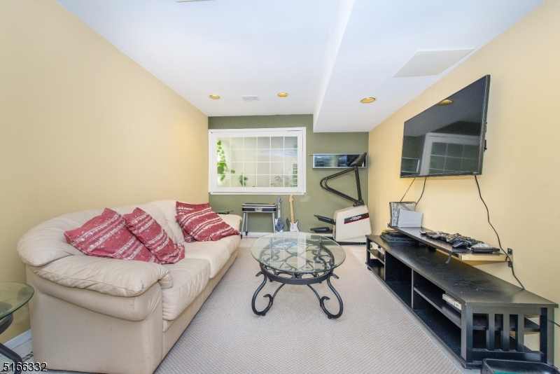 Round Hill Manor - Residential