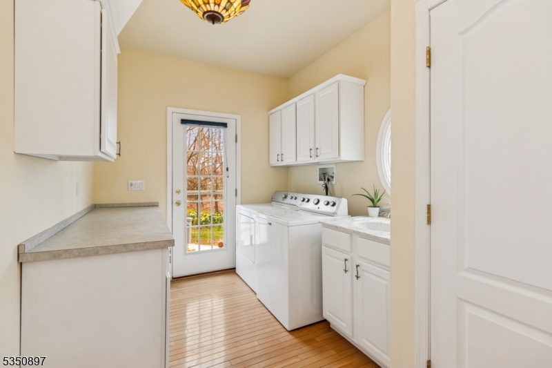 Franklin Twp., New Jersey 08825, United States, 3 Bedrooms Bedrooms, ,3 BathroomsBathrooms,Residential,Pending,110151