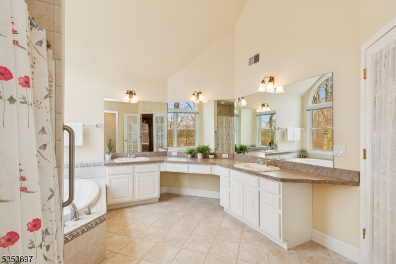 Franklin Twp., New Jersey 08825, United States, 3 Bedrooms Bedrooms, ,3 BathroomsBathrooms,Residential,Pending,110151