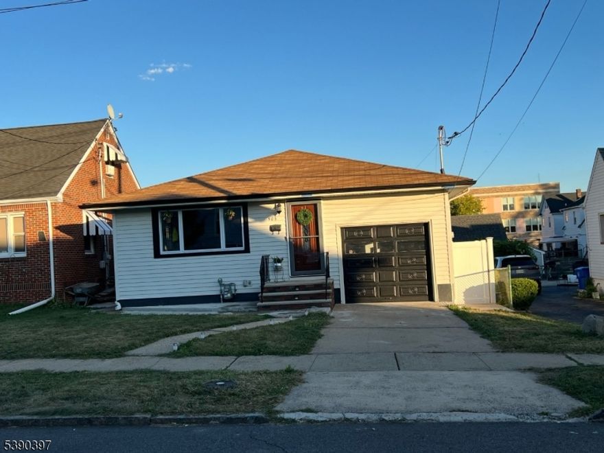 HUGE PRICE REDUCTION DONT WAIT ANY LONGERCOME TAKE A LOOK YOU WILL FALL IN LOVE WITH THIS AMAZING HOME.