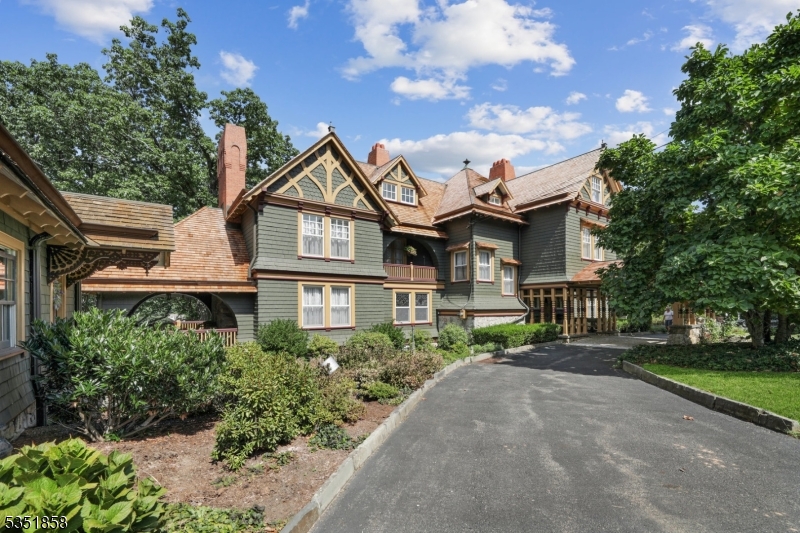 33 Edgemere Ave