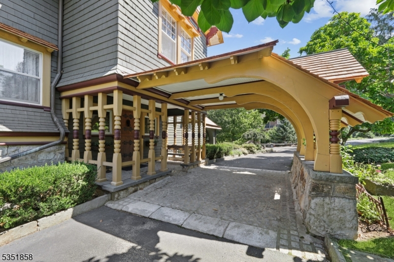 33 Edgemere Ave