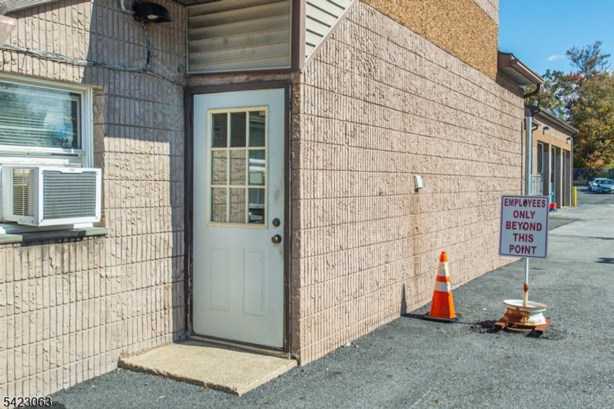 Renovated 2 bedroom apartment in the center of Hampton. Close to shops and restaurants in downtown Newton. Also close to Sussex County Community College and Newton Medical Center. Apartment is on the second floor. No smoking allowed.