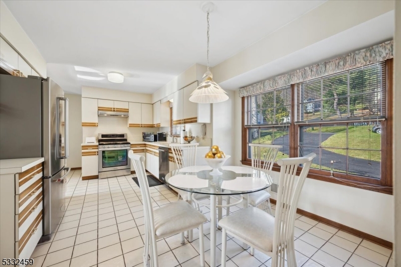 Green Brook Twp., New Jersey 08812, United States, 3 Bedrooms Bedrooms, ,2 BathroomsBathrooms,Residential,Pending,19499