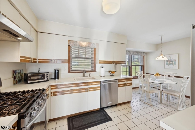 Green Brook Twp., New Jersey 08812, United States, 3 Bedrooms Bedrooms, ,2 BathroomsBathrooms,Residential,Pending,19499