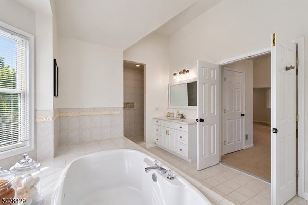 9 SCHINDLER WAY, LIVINGSTON, NJ 07039 - Image 0e67bf4a219fe67ae0dba181b9bbfca5/1005159470