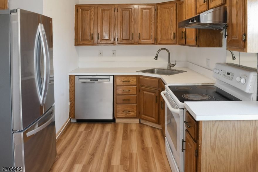Great at 2nd floor unit, fresh paint, new frigi and dish washer. combo din with kitchen or combo din with Living room. Near Lake Hiawatha business district. Easy access main highway or shopping area
