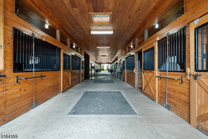 16 HANDS FARM - Residential