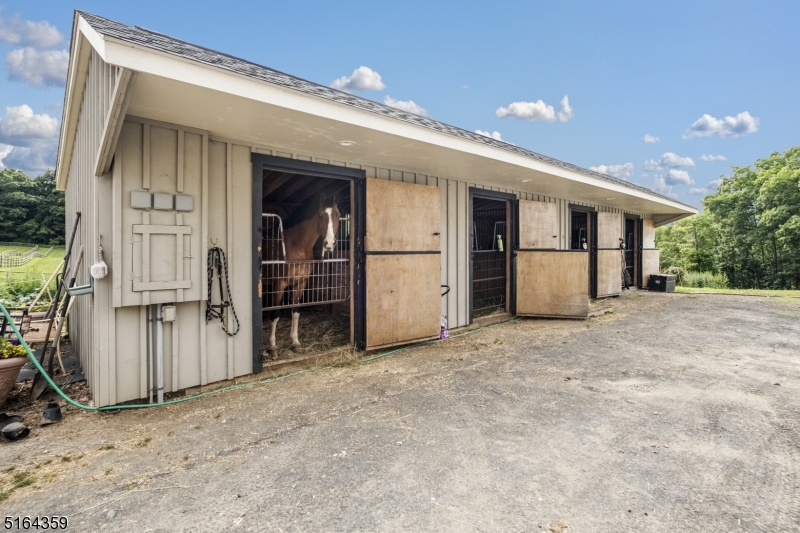 16 HANDS FARM - Residential