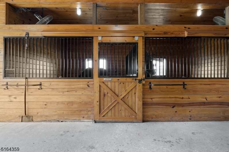 16 HANDS FARM - Residential