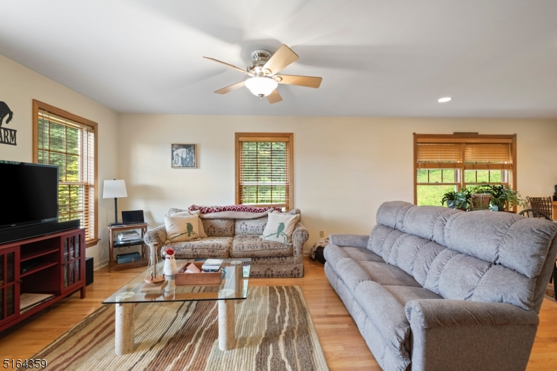 16 HANDS FARM - Residential