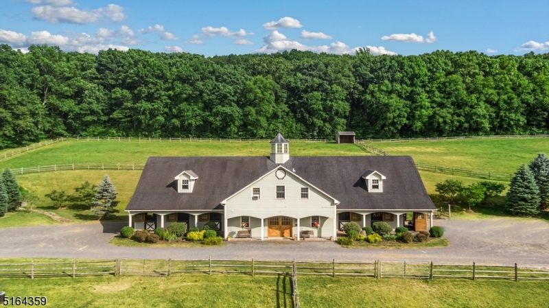 16 HANDS FARM - Residential