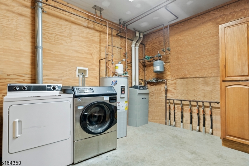 16 HANDS FARM - Residential