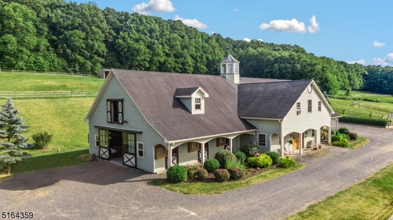 16 HANDS FARM - Residential