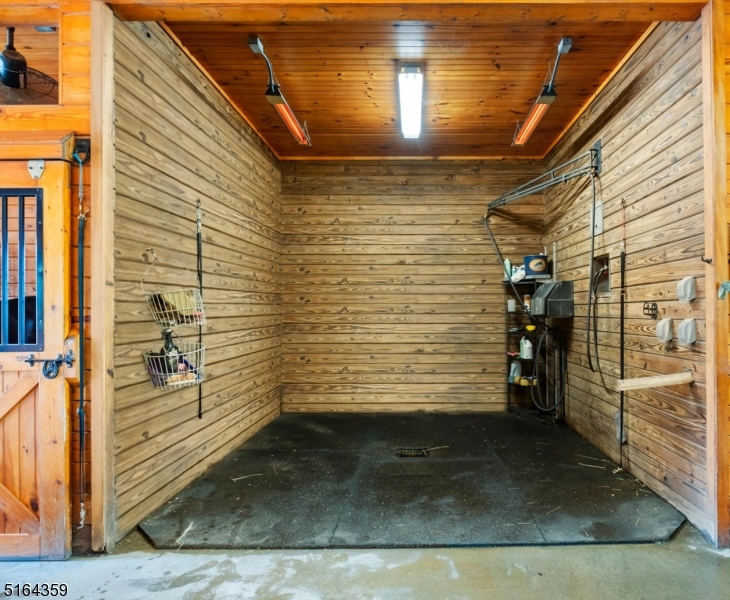 16 HANDS FARM - Residential