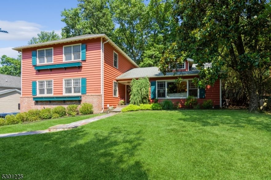 beautiful 4B/4.5B house locates in a forest like neighborhood. Open floor plan design, let in plenty of natural light through out the year. Easy access to the main st, schools and shopping. 14' height ceiling at the reception room,  walking closet and dressing room in the master bedroom. Extra storage room available for organizing space.