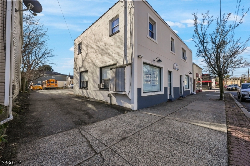 692 W Grand Ave