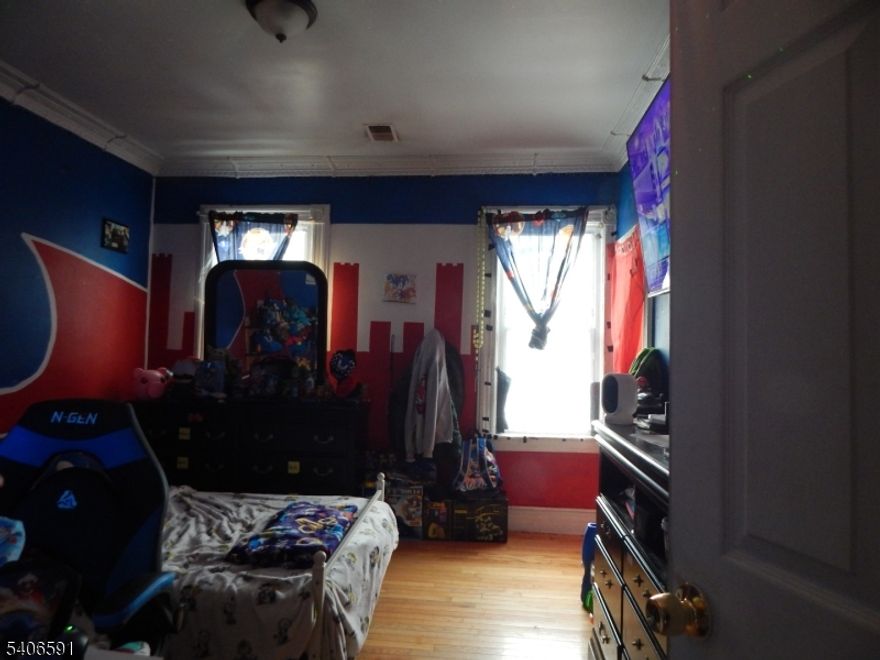 Well maintained 2 family home. 2nd floor unit has 3 bedrooms, living room, kitchen and bathroom. 1st floor unit has 2 bedrooms, living/dinning room, kitchen and bathroom. Full unfinished basement. All utilities are separated.