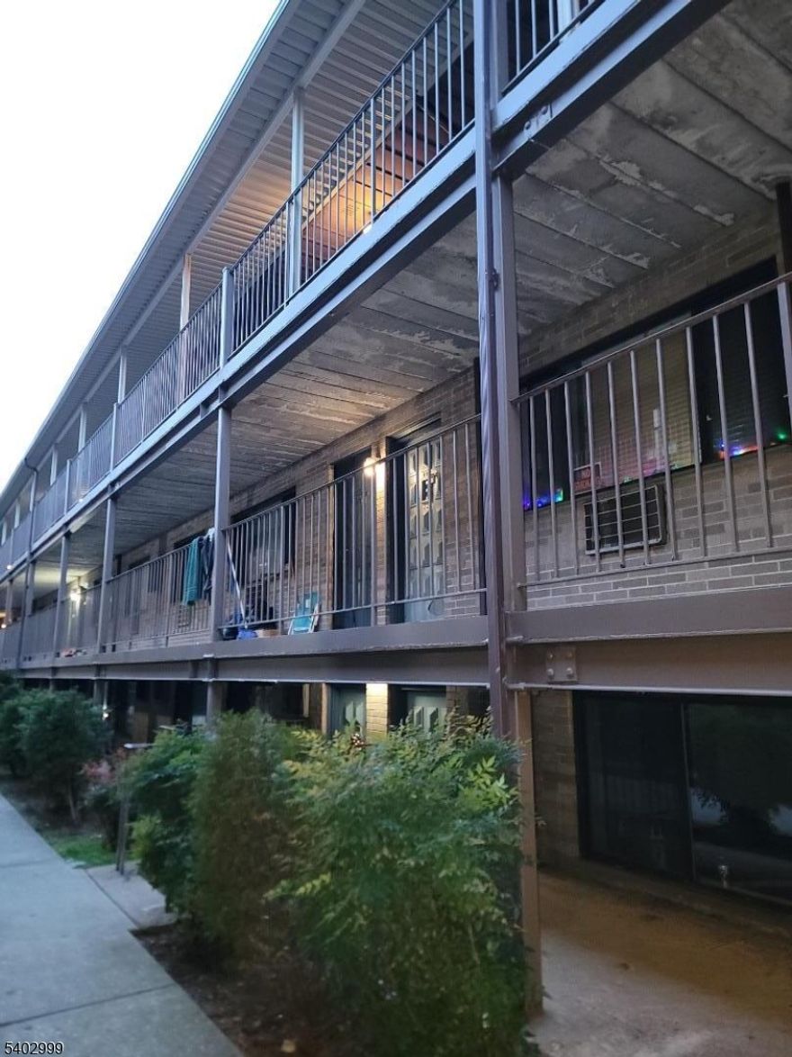 Bright and freshly painted one-bedroom apartment ideally located near public transportation, shopping, and popular restaurants. Comfortable living in a convenient neighborhood.