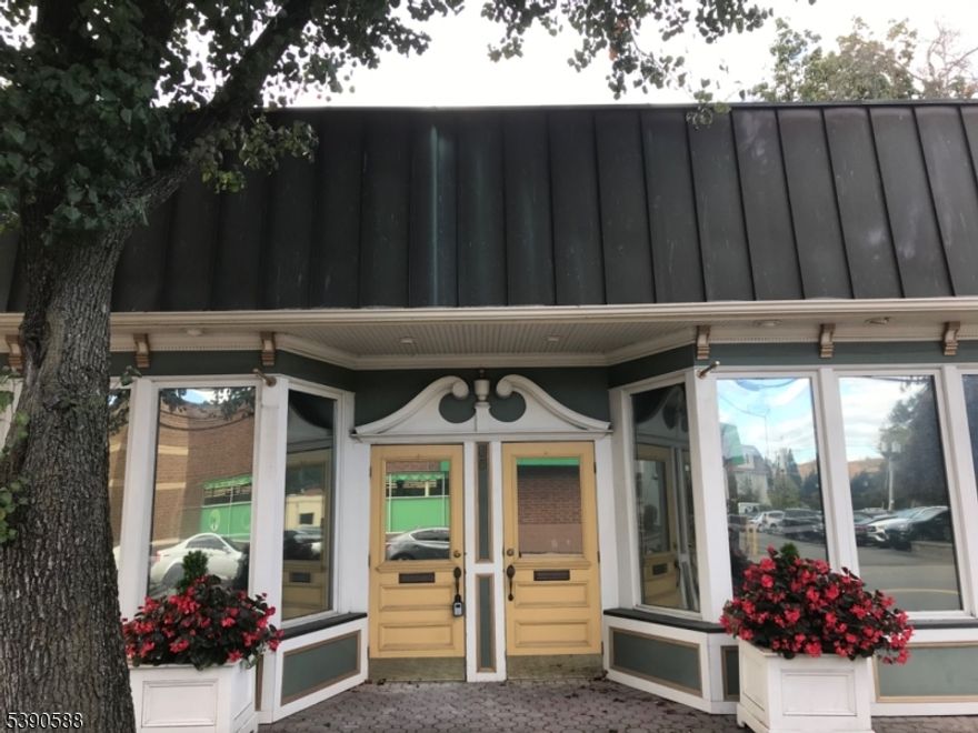 Prime Franklin Ave. location.  Recently renovated, previously occupied by a doctor.  Ideal for doctors, lawyers, accountants or any type of business or retail.  Tenants supply their own heat & utilities.