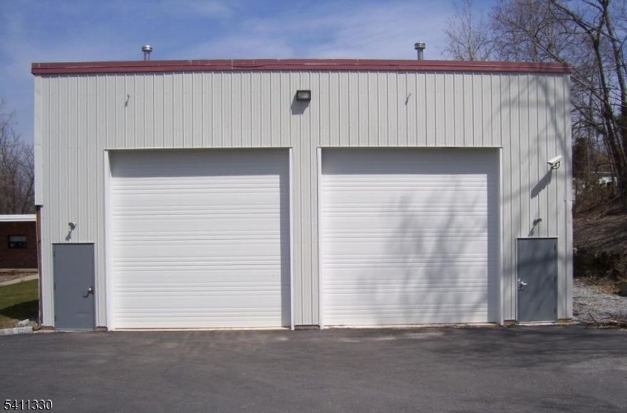 1600 sq ft light Industrial space with 20 ft ceiling height. Centrally located in Vernon, NJ. Ground level 14 ft double door access. Ideal space for commercial contractor, product distribution point or storage location. Former tenant use was for regional HVAC contractor.