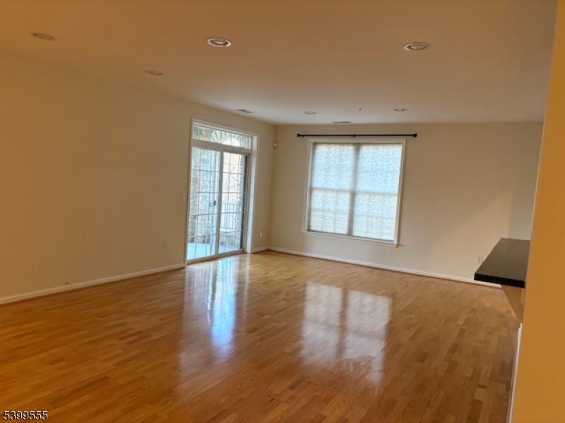 Rockaway Twp., New Jersey 07866, United States, 2 Bedrooms Bedrooms, ,2 BathroomsBathrooms,Residential,Active,250529