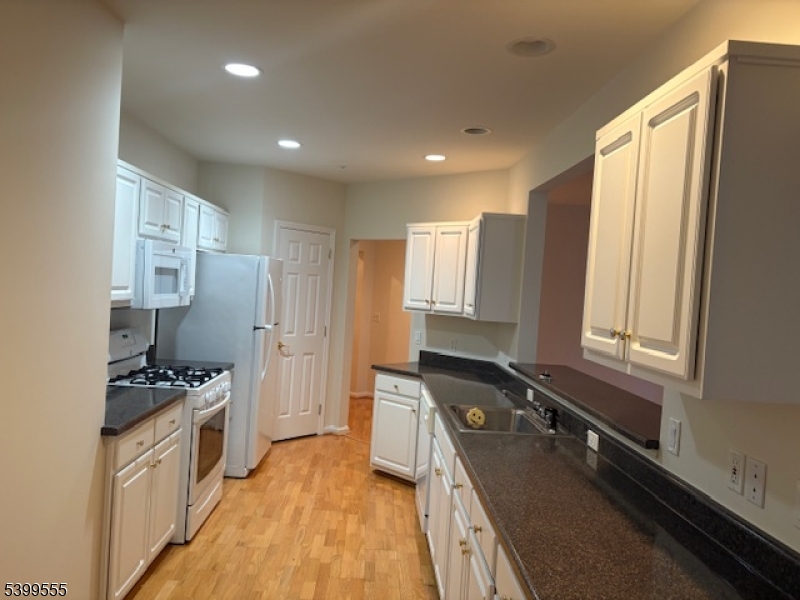 Rockaway Twp., New Jersey 07866, United States, 2 Bedrooms Bedrooms, ,2 BathroomsBathrooms,Residential,Active,250529